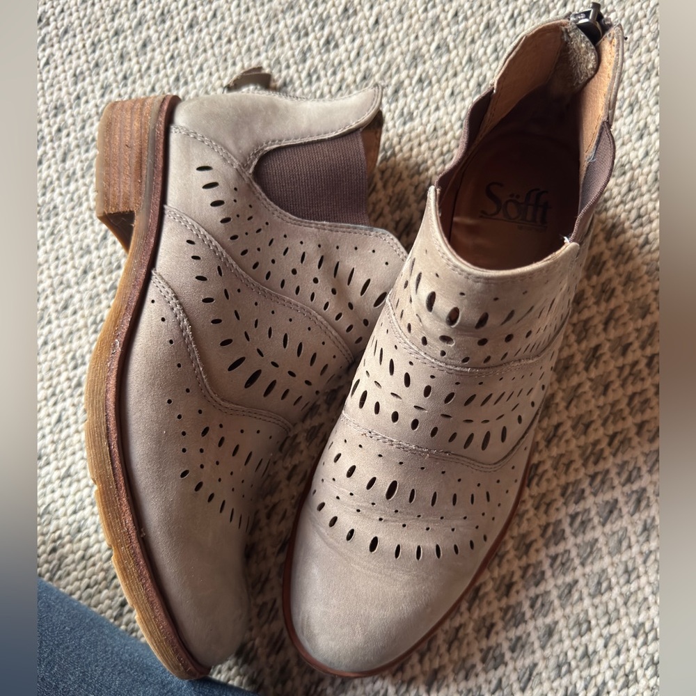 Söfft Women's Gray Leather Ankle Boots in Good Used Condition.